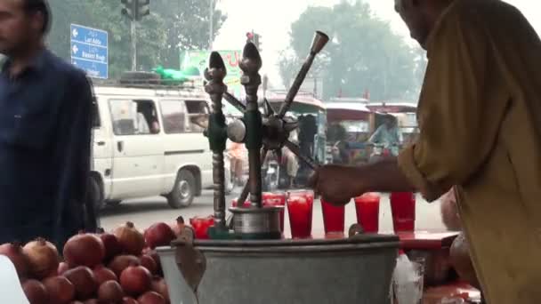 Un homme vend du jus de fruits frais — Video