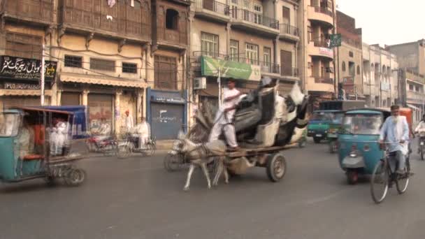 El tráfico fluye por las calles de Lahore . — Vídeo de stock