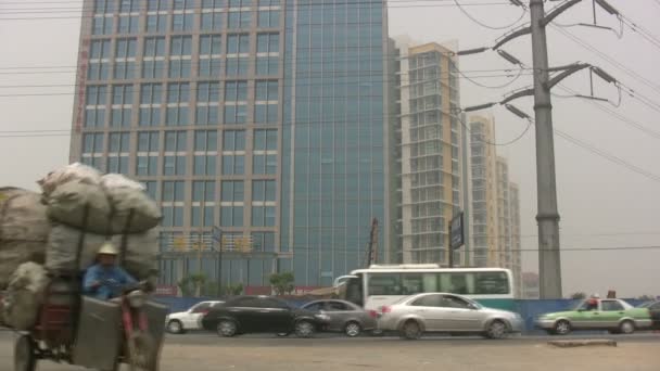 Traffic drives through streets in Qingdao — Stock Video