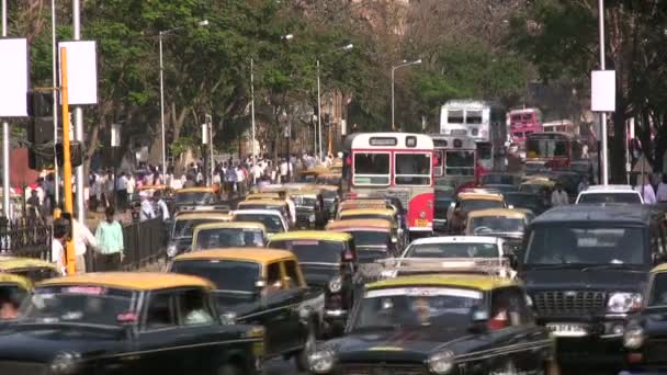 Trafik genom gatorna i Mumbai — Stockvideo