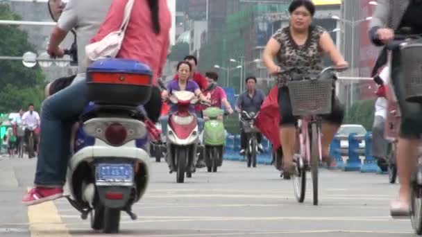 Motos y bicicletas conducen por las calles — Vídeo de stock