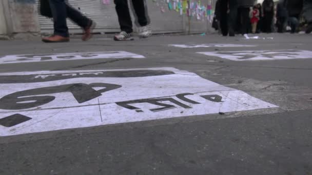 Menschen gehen über Bürgersteig-Banner — Stockvideo