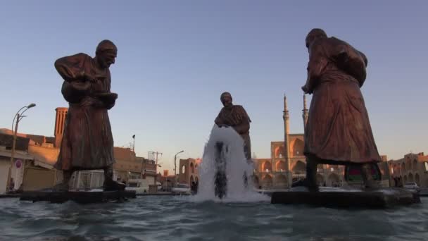 Bronzen beelden Mark, plein van Yazd — Stockvideo