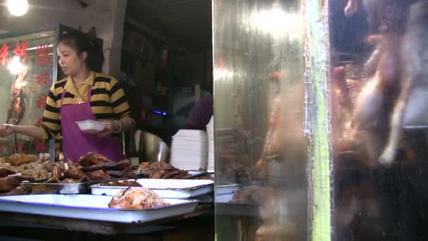 Uma senhora do mercado vende galinhas em Xangai . — Vídeo de Stock