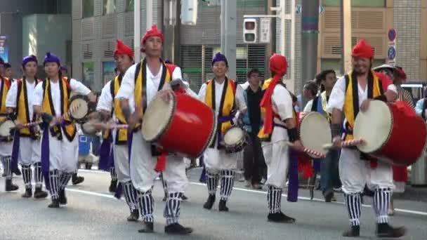 Performers playing music in parade — Stock Video