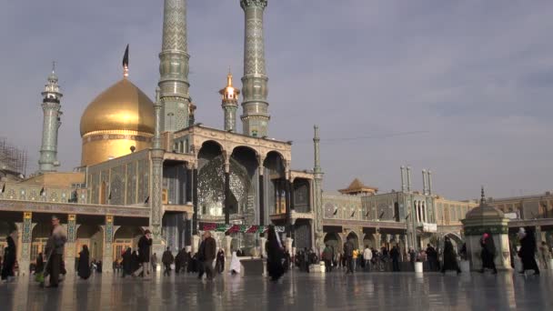 As pessoas visitam o santuário de Masumeh em Qom . — Vídeo de Stock