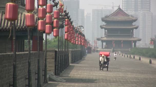 Ο κύκλος των τουριστών διασχίζει το Xian — Αρχείο Βίντεο