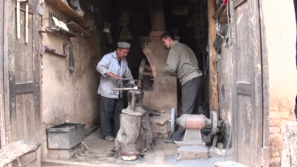 Blacksmiths in their workshop in Kashgar. — Stock Video