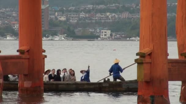 Touristen besuchen das schöne schwimmende Torii-Tor — Stockvideo