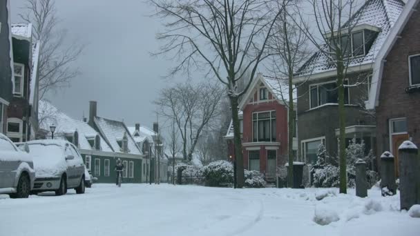 Man doorloopt een sneeuwstorm — Stockvideo