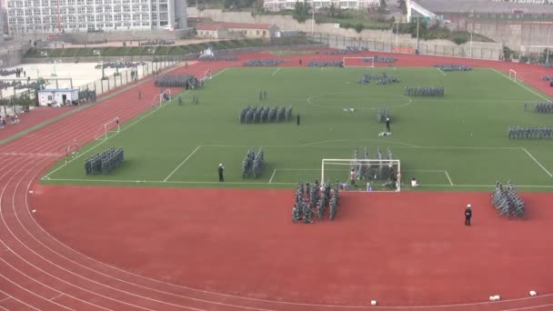 Estudiantes practican desempeño militar en el campus — Vídeos de Stock