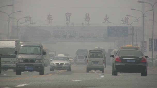 Tráfico conduce a través de una calle en China — Vídeo de stock