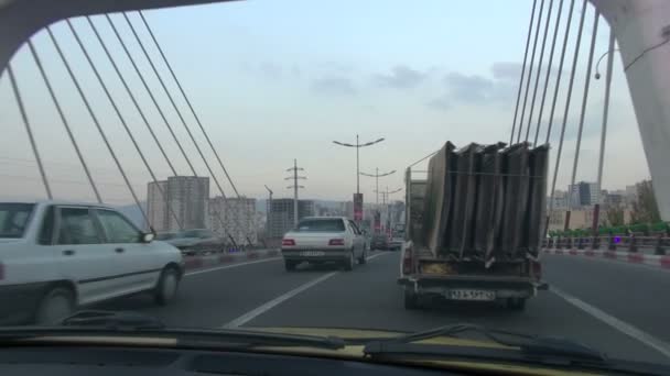 Fahrt über eine Brücke in Tabriz — Stockvideo