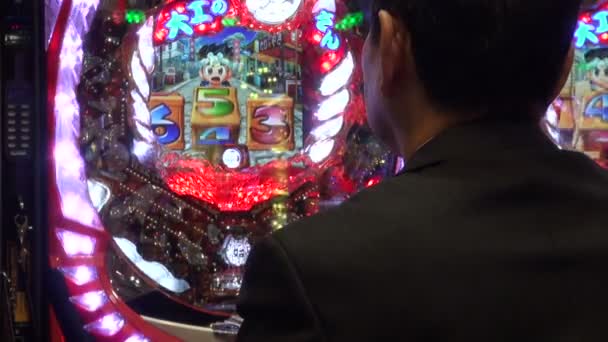 Man plays on pachinko machines — Stock Video