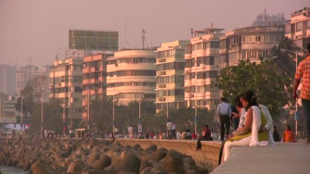Индийская пара на набережной Мумбаи . — стоковое видео