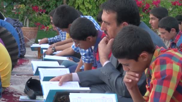 Studenten nemen deel aan een openbare quran les — Stockvideo