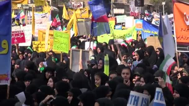 Demonstran berkumpul di alun-alun pusat — Stok Video
