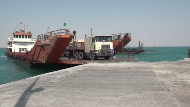 Camiones de carga que salen de un ferry — Vídeo de stock