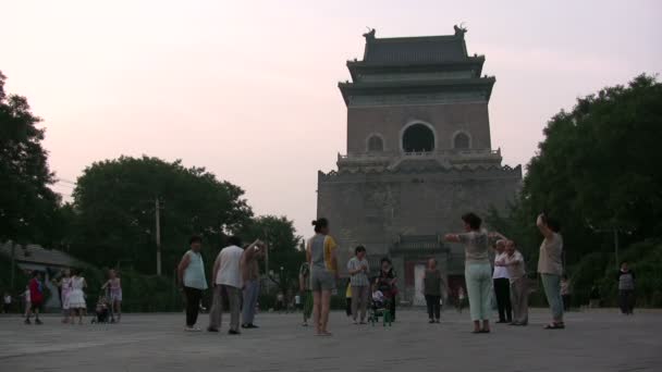 Gente haciendo ejercicios frente a un templo — Vídeos de Stock