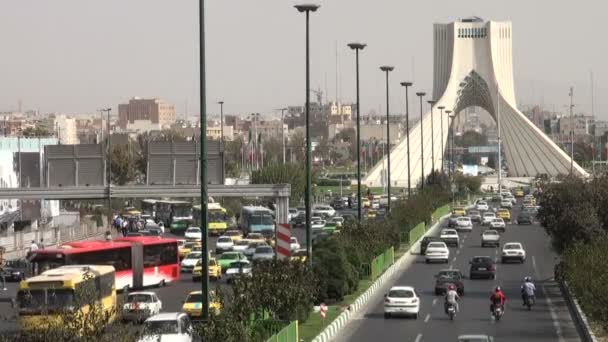 Traffico attraverso Piazza Azadi — Video Stock