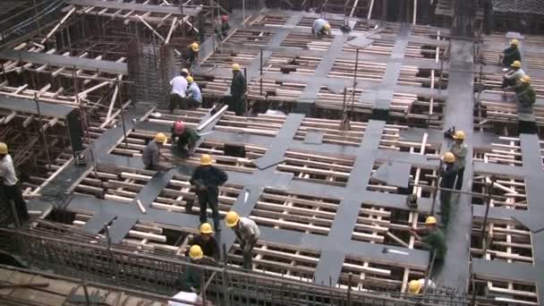 La gente trabaja en una obra de construcción — Vídeo de stock