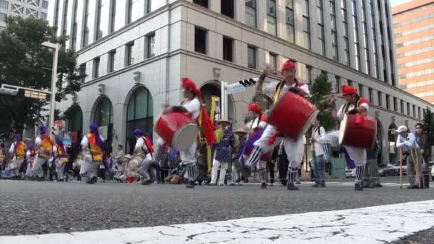 Исполнители, играющие музыку на параде — стоковое видео