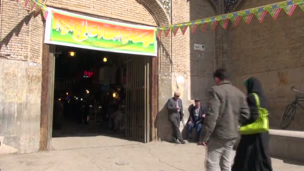 People walk  through entrance of Isfahan bazaar — Stock Video