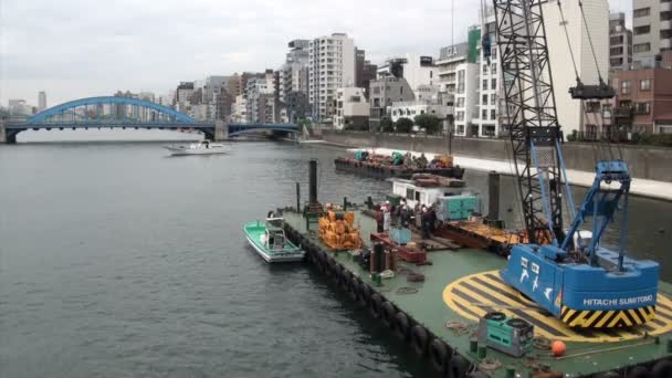 도쿄의 강에서 건설 보트. — 비디오