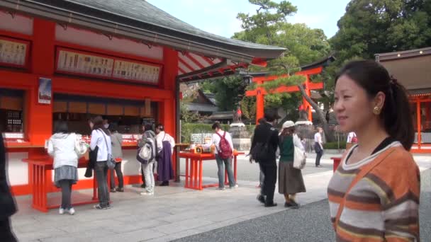 Туристи відвідують храм Fushimi-Inari у Кіото. — стокове відео