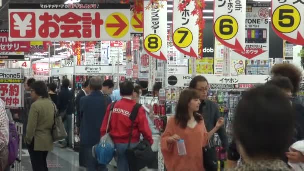 La gente está comprando productos electrónicos — Vídeos de Stock