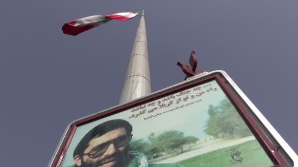 Ondas de bandera iraní en el viento — Vídeo de stock