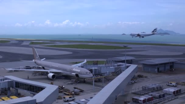 Ein Flugzeug aus dem kathaikanischen Pazifik landet — Stockvideo
