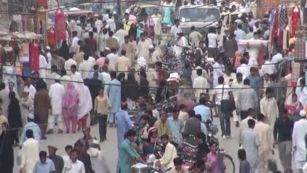 As pessoas atravessam o bazar. — Vídeo de Stock