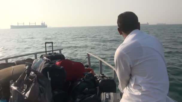Hombre navega sobre el Golfo Pérsico — Vídeos de Stock