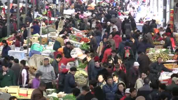 La gente compra alimentos en el mercado — Vídeo de stock