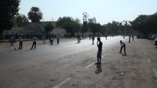 Unga män spela kricket i Karachi. — Stockvideo
