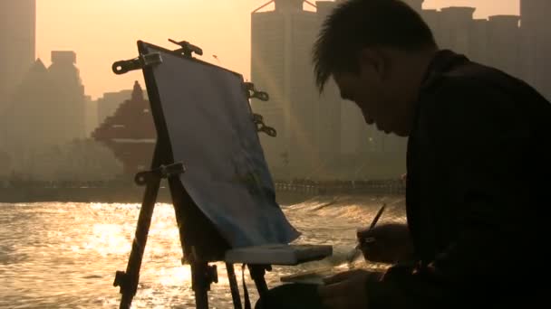 Artist paints the skyline — Stock Video