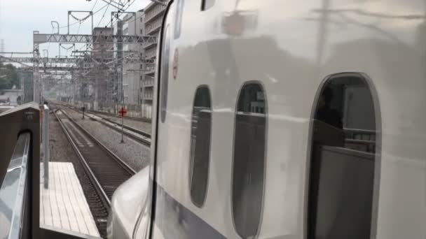 Shinkansen accelererer på en station nær Tokyo – Stock-video