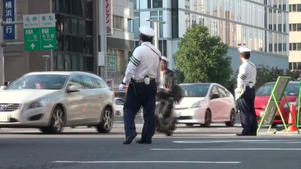 Polisen vägleder trafiken — Stockvideo