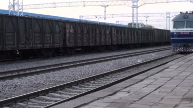 Çin tren istasyonunda geldi.