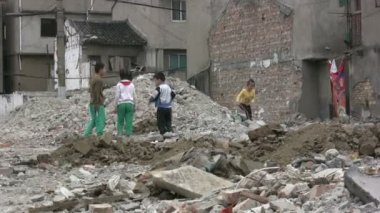 Yıkıldı üç aylık çocuk oyun