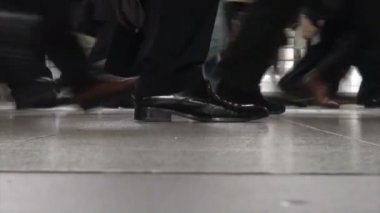 Tren istasyonunda insanlar ayak ve bacaklar