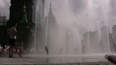 çocuklar çeşmeden su oyun