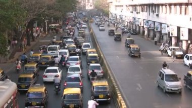 Trafik sokaklardan geçiyor.