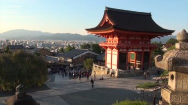 İnsanların karmaşık Kiyomizu tapınağını ziyaret
