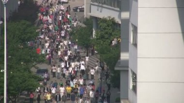 Öğrenciler üniversiteye yürüyüş