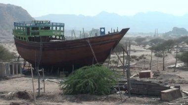 wooden 'lenj' cargo vessel