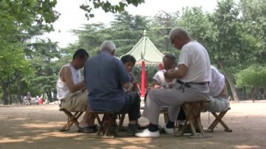 Yaşlılar kartları bir oynayın