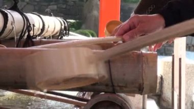 Öğrenciler bir temizlik ritüel performans