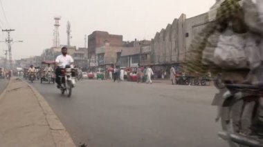 Lahore sokaklarında trafik sürücüleri.